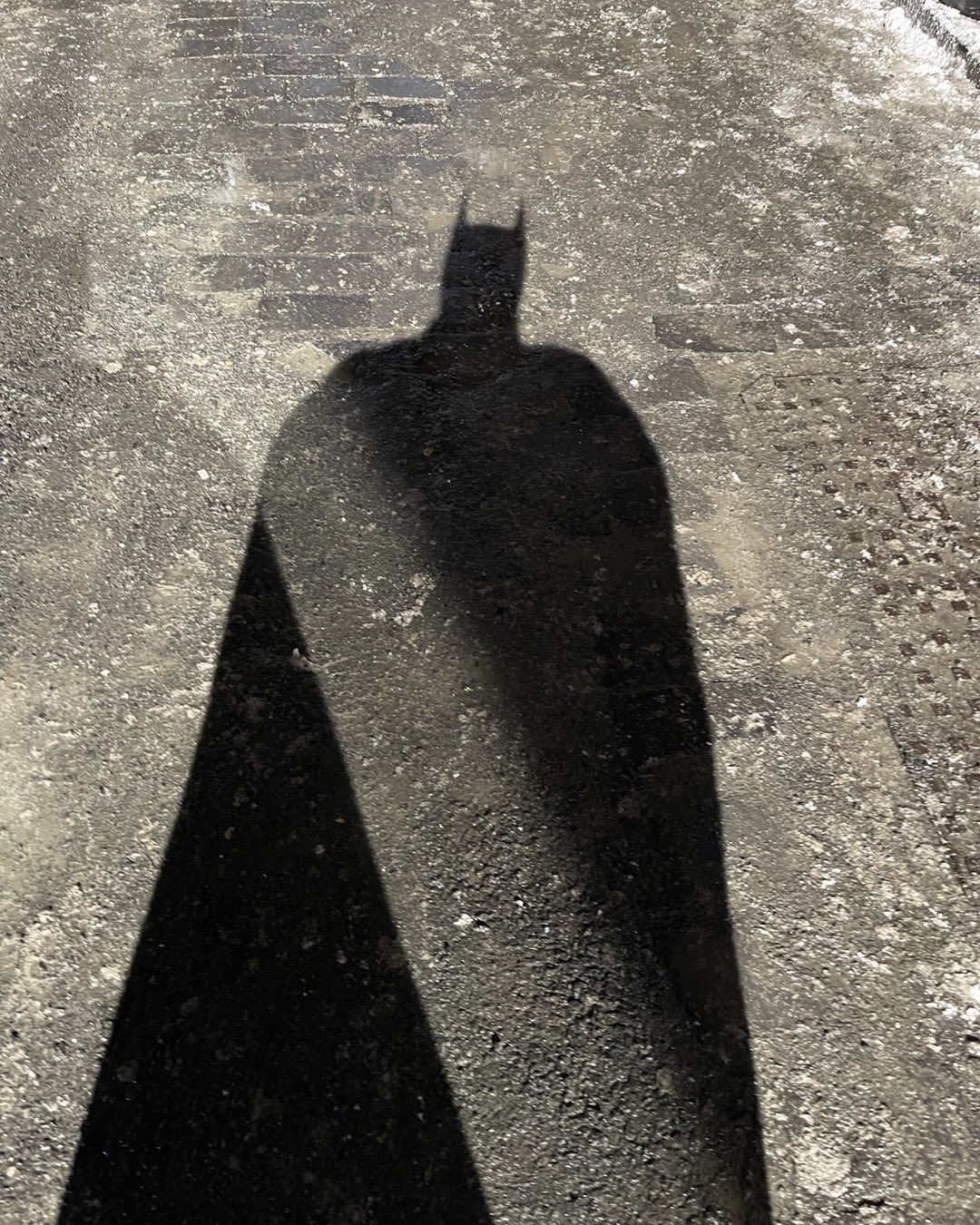 Batgirl: Michael Keaton compartilha imagem vestindo o traje do Batman