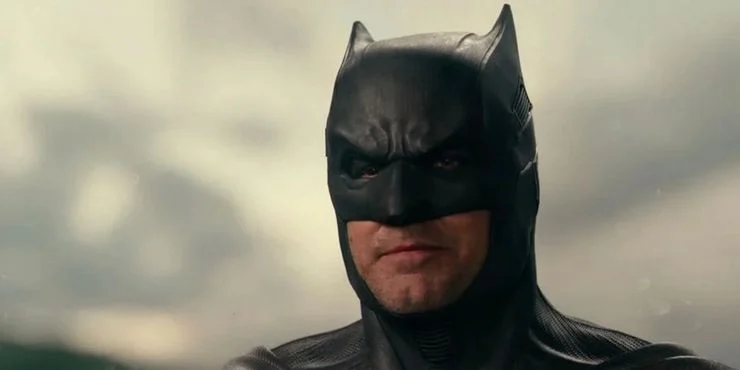 Ben-Affleck-looking-at-something-as-Batman-legadodadc.webp