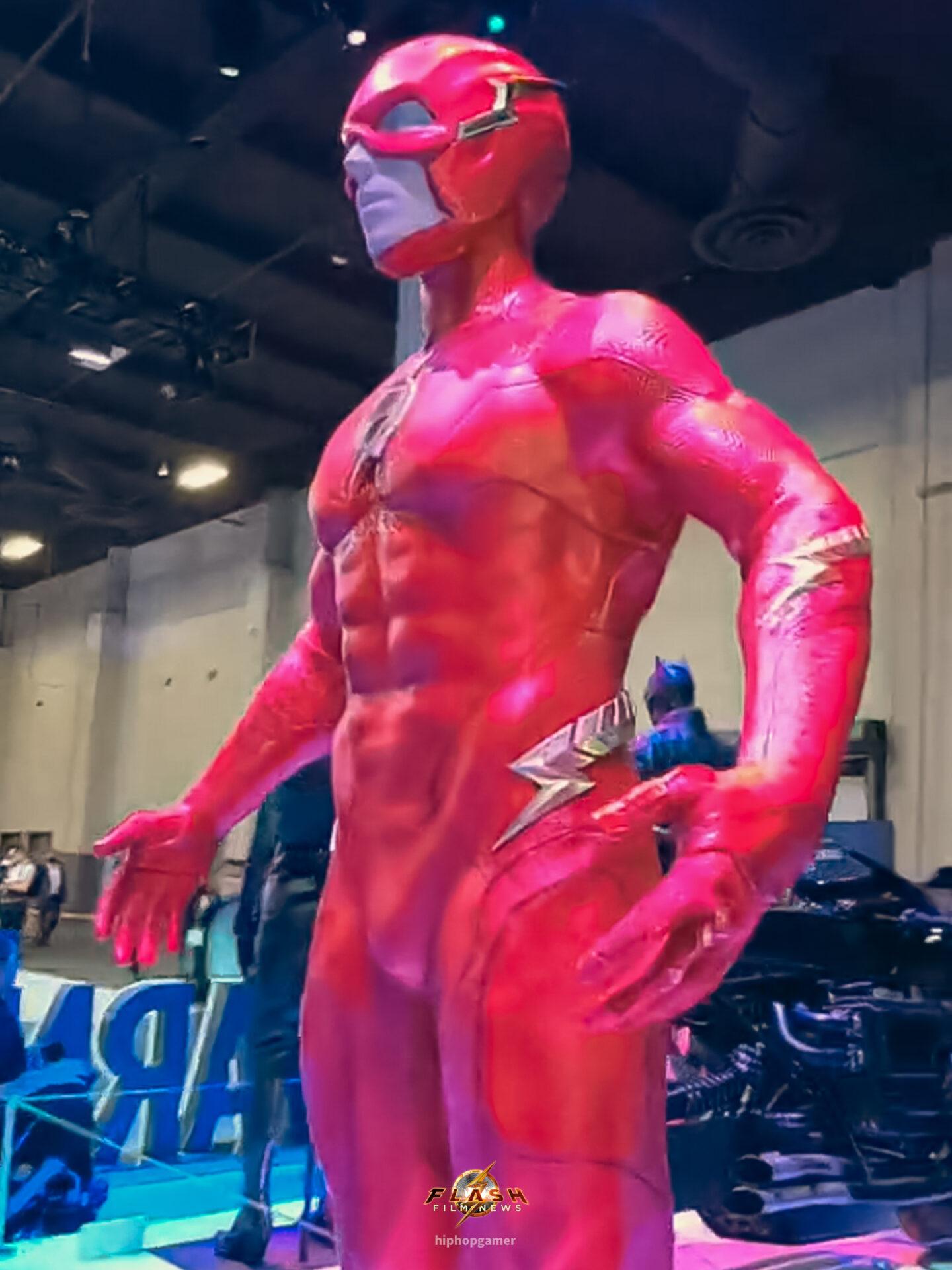 The Flash: Vazam imagens dos uniformes do Flash e Supergirl; DCEU