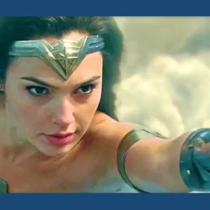 Mulher-Maravilha voando em cena de Mulher-Maravilha 1984