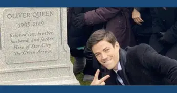 Grant Gustin, o Flash, recria seu meme famoso em foto hilária com fãs