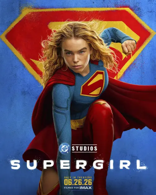 Novo pôster de Supergirl, que mostra a heroína em destaque se preparando para dar um soco (ou levantar voo), enquanto olha fixamente para frente. O fundo é azulado e com a logo da Supergirl.